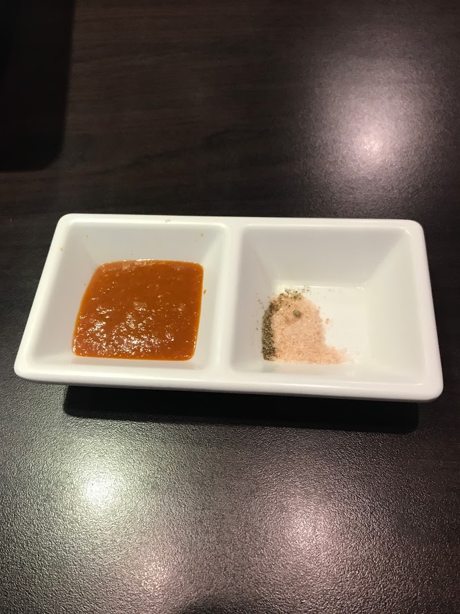 左：韓式沾醬、右：玫瑰鹽