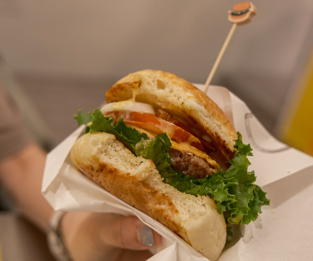yallo burger-經典牛肉堡切面