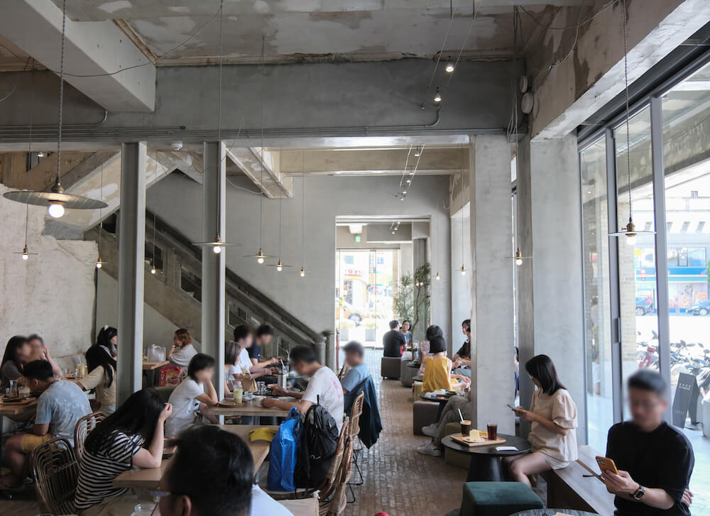 屏東咖啡廳 驛前大和咖啡館 內用空間 矮圓桌區及一般座位區