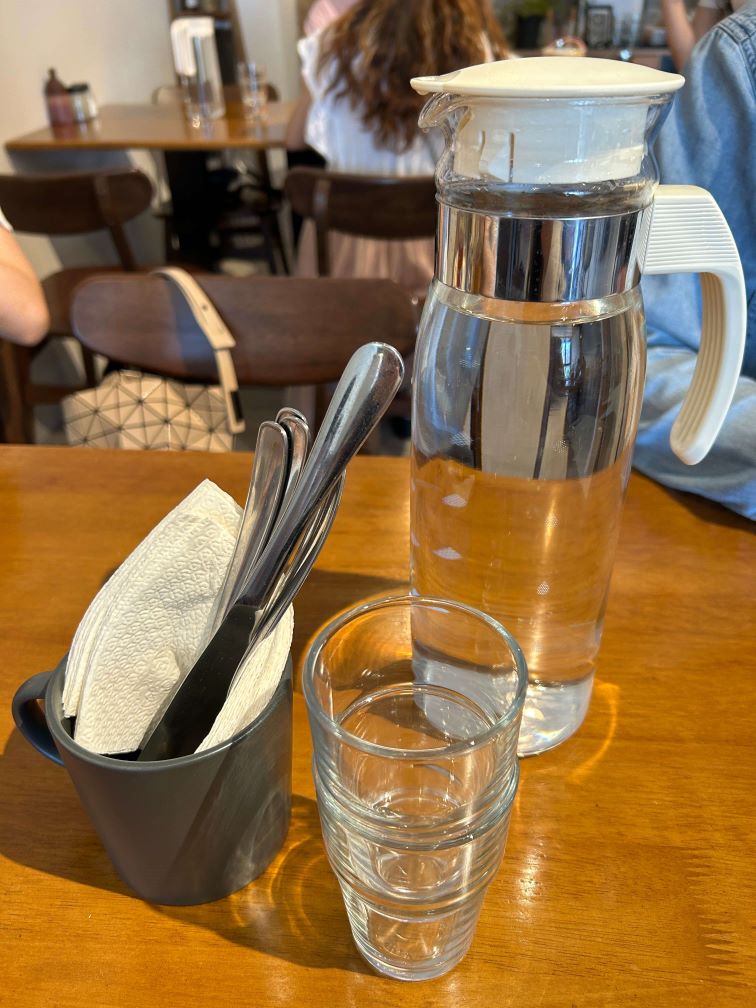 月亮先生咖啡館-餐具紙巾跟水