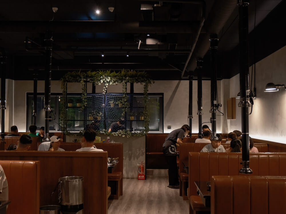 台中韓式燒肉 燒肉滋滋ZiZi 二樓座位區 咖啡廳風格