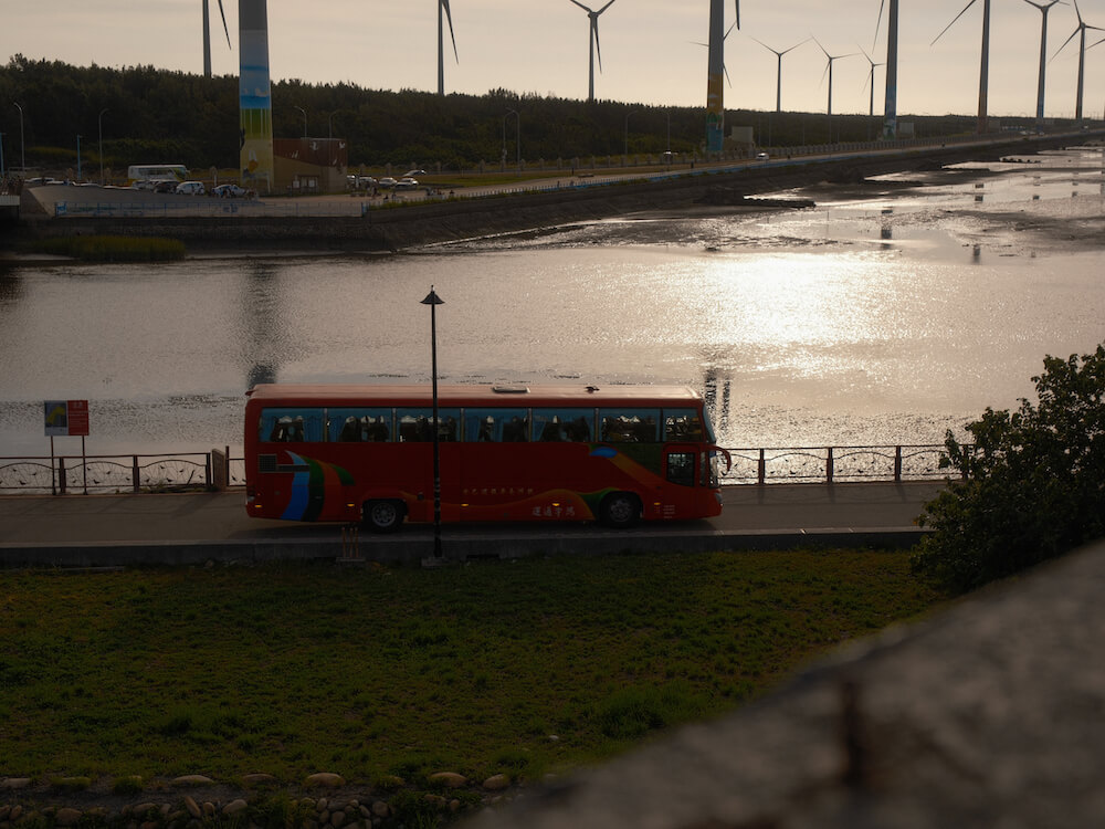 台中夕陽景點 高美濕地遊客中心 觀景台拍照過去的景色 公車經過