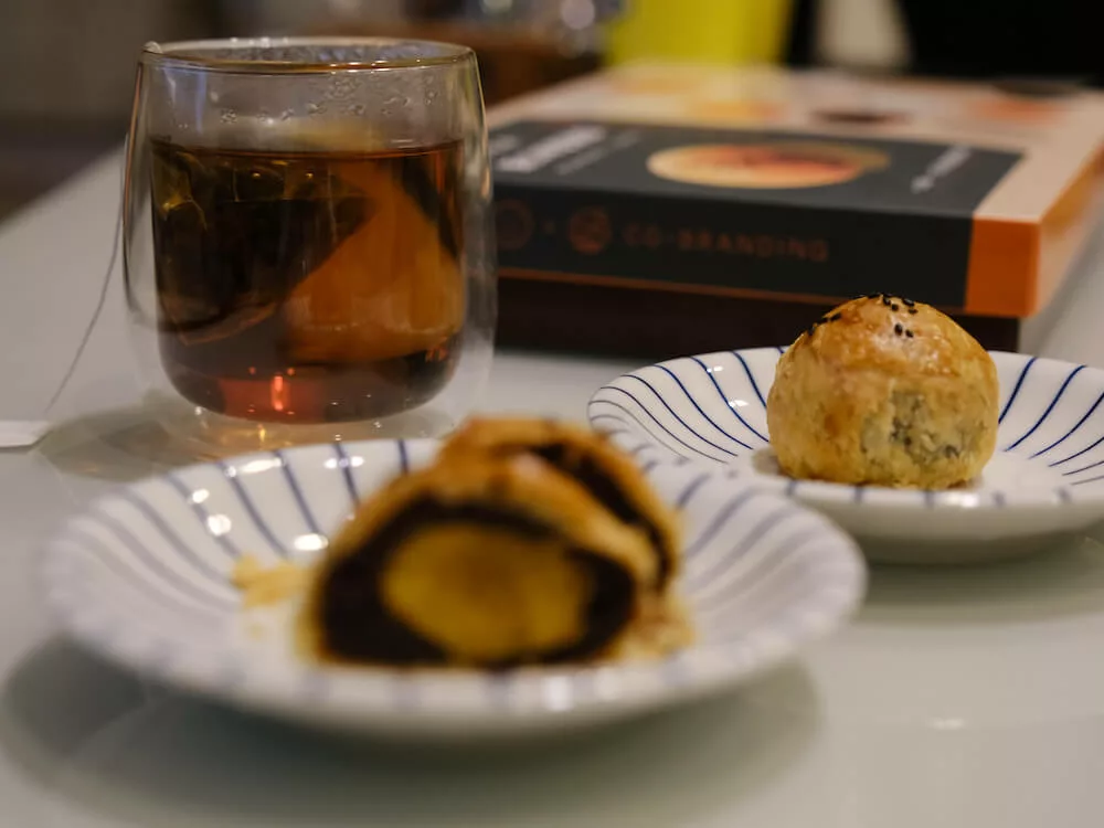 彰化蛋黃酥推薦 新口味食品行 泡茶包茶湯特寫