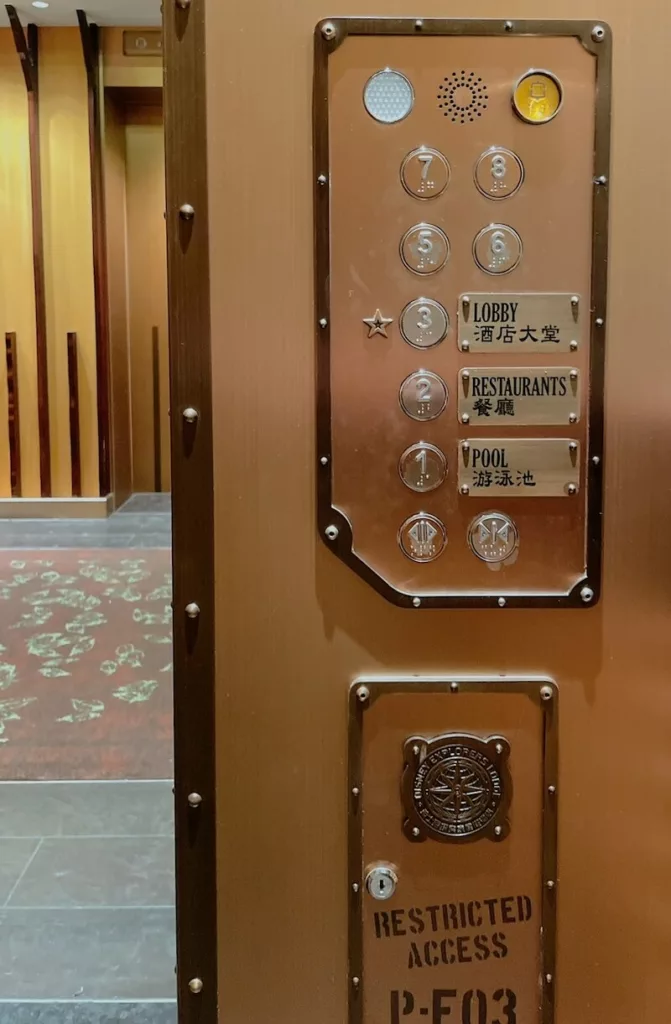 探索家飯店-電梯按鈕